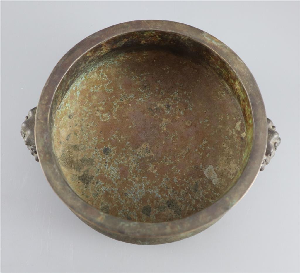 A large Chinese bronze gui censer, 21.5cm wide